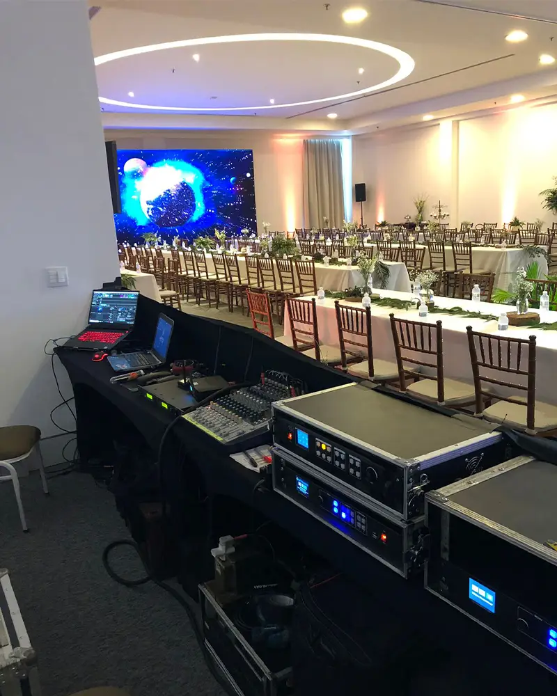 Suporte técnico durante evento corporativo, São Paulo